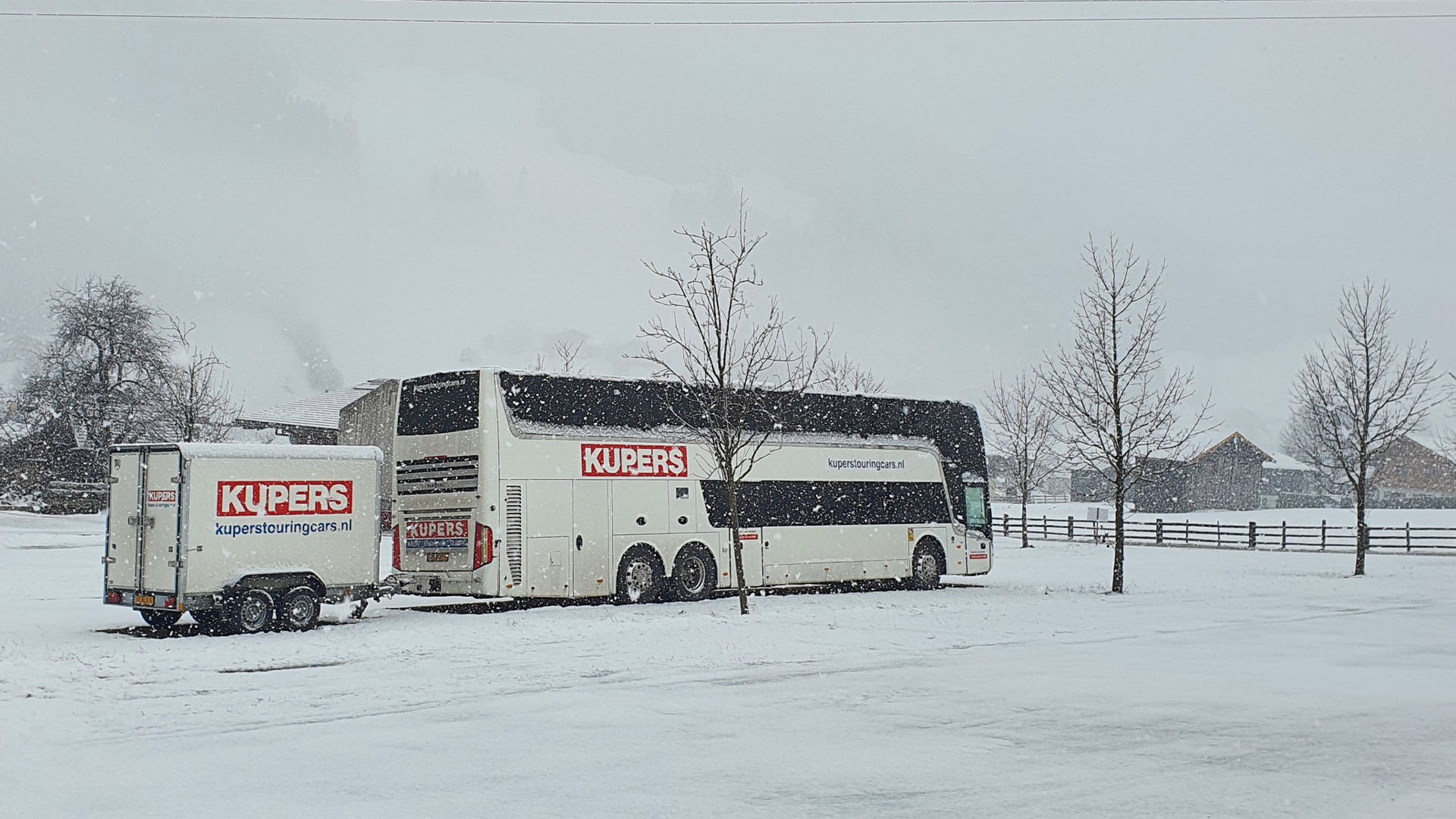 Dubbeldekker van Kupers Touringcars in de sneeuw