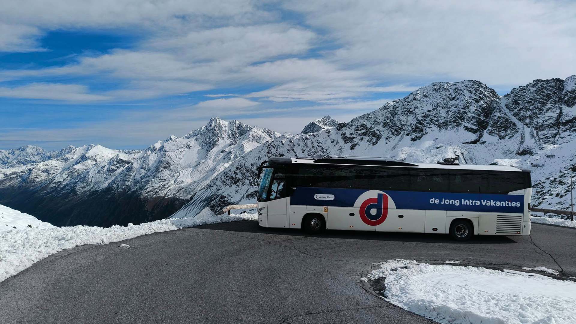 De Jong Intra Vakanties touringcar in de sneeuw