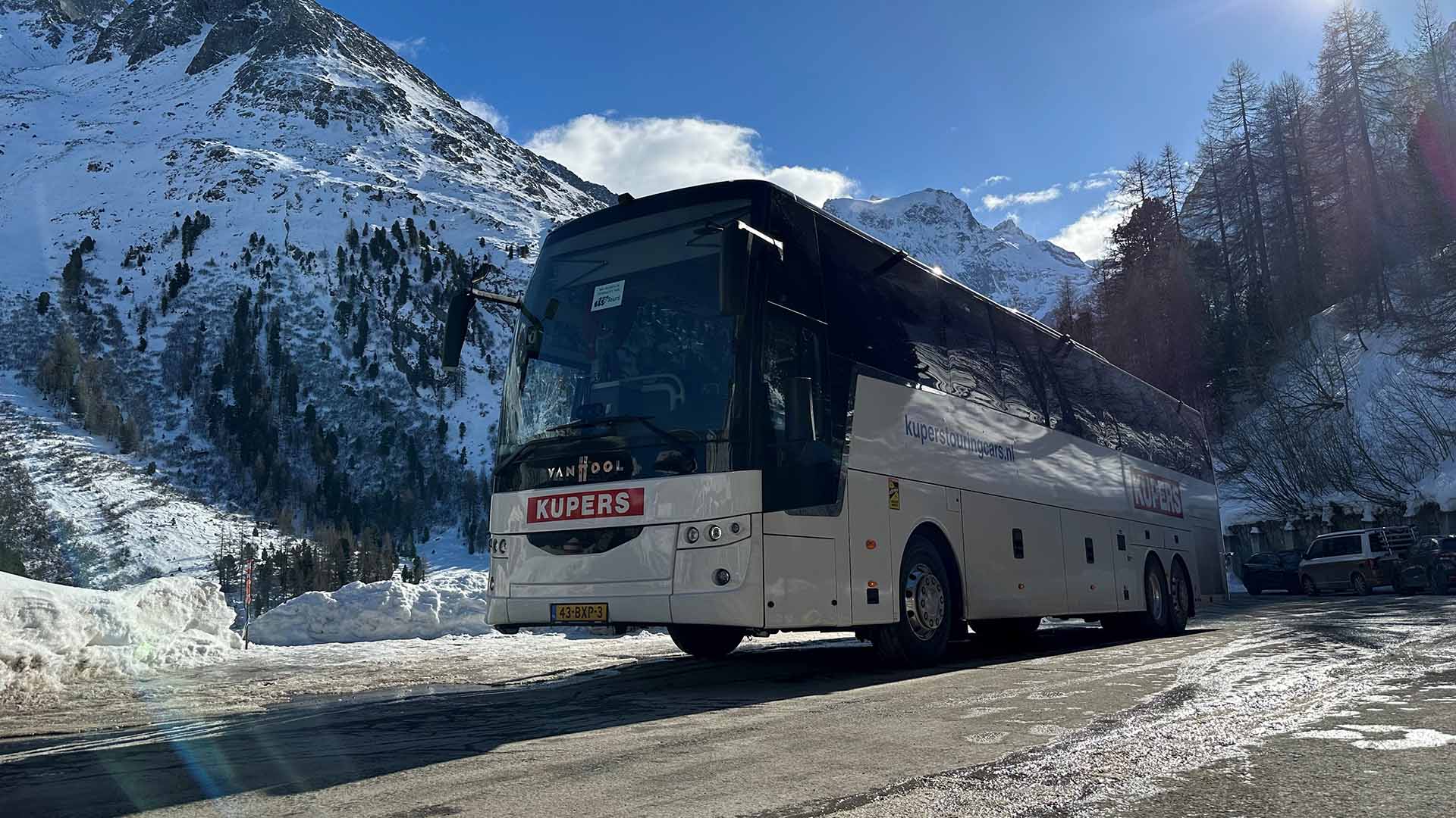Standaard Touringcar van Kupers Touringcars in de sneeuw
