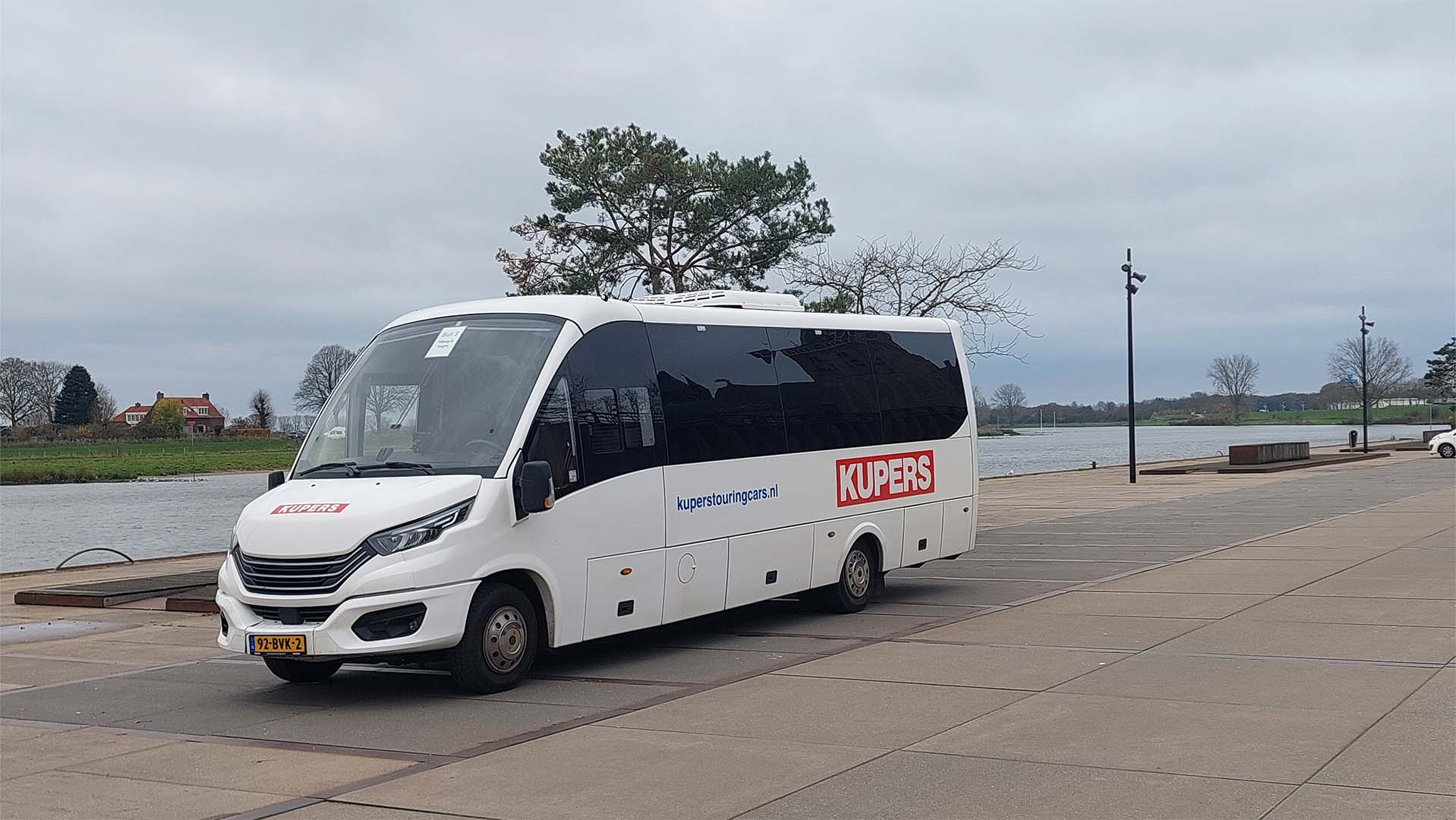 Midibus van Kupers Touringcars aan het water