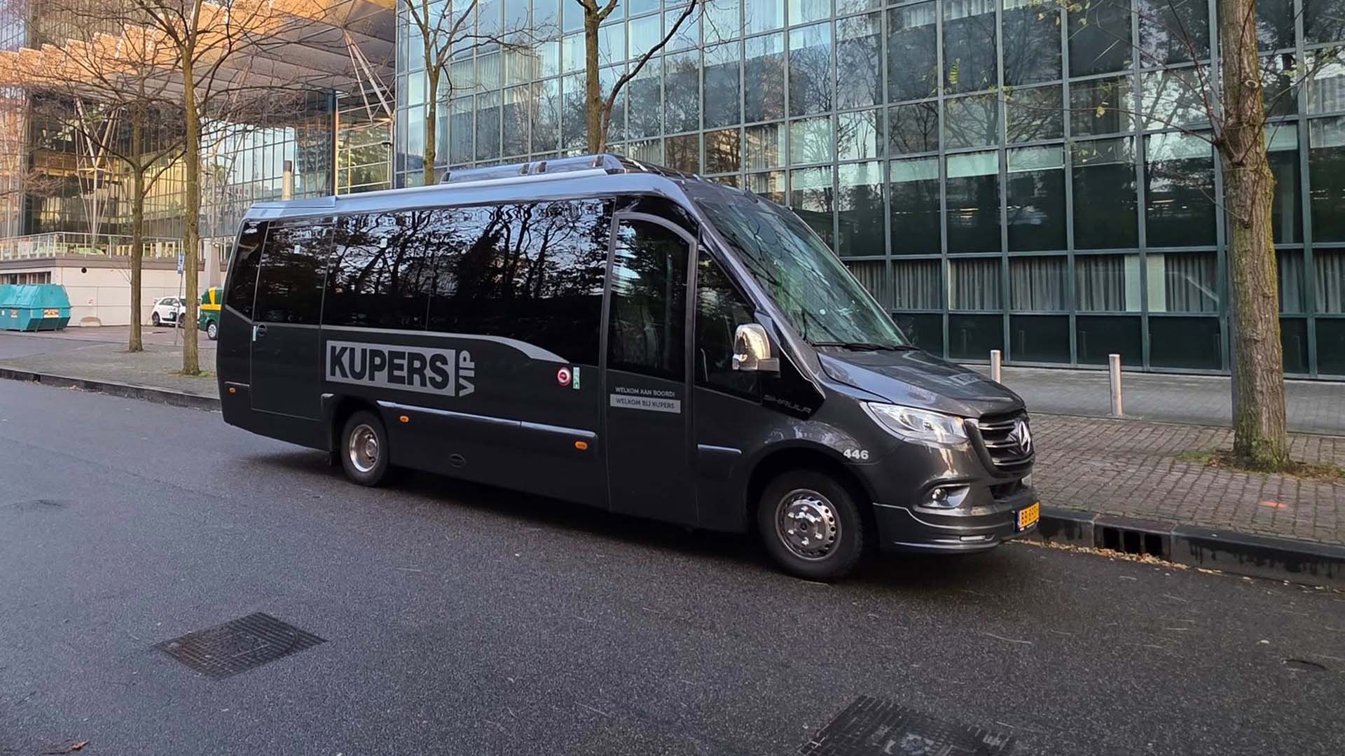 VIP Midibus van Kupers Touringcars in de stad